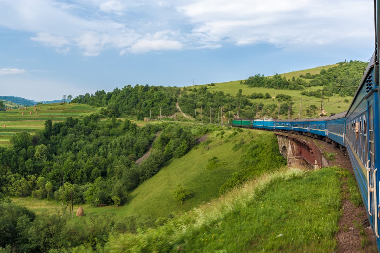 El paisaje del estado de Durango, donde fue criada Emma Coronel. Ella nació al norte de la frontera cerca de San Francisco, California, en 1989. 
<br>
<br>Su padre era 
<a href="https://www.univision.com/noticias/noticias-de-mexico/desmienten-autoridades-la-fuga-del-suegro-de-el-chapo-guzman"><u>Inés Coronel Barreras</u></a>, ganadero y uno de los jefes del cartel de Sinaloa, liderado por 
<a href="https://www.univision.com/noticias/narcotrafico/termina-el-juicio-del-siglo-el-chapo-guzman-es-condenado-a-pasar-el-resto-de-su-vida-en-una-prision-de-maxima-seguridad">'El Chapo' Guzmán</a>. Fue criada en La Angostura, un pequeño pueblo de Durango. En Canelas, en ese mismo estado mexicano, nació 
<a href="https://www.univision.com/noticias/noticias-de-mexico/el-sobrino-del-narco-ignacio-nacho-coronel-quedara-libre"><u>Ignacio "Nacho" Coronel</u></a>, otro de los líderes del Cartel de Sinaloa y presuntamente tío de Emma Coronel.