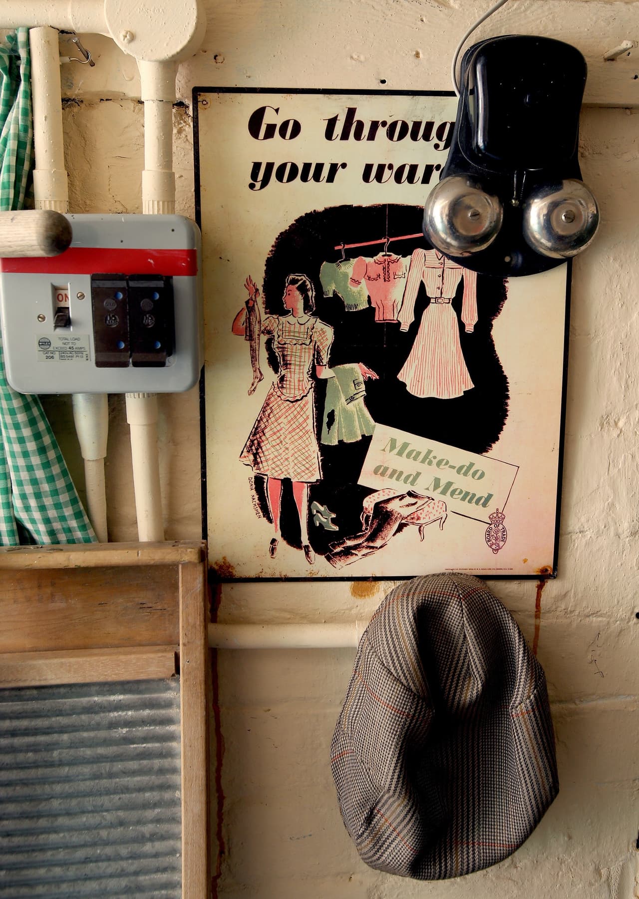 Mensajes publicitarios, boinas y teléfonos con diseños antiguos, ¡todo en la misma casa!