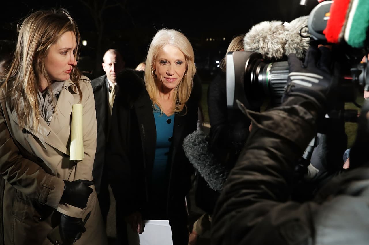 Aunque cuando fue nombrada directora de campaña algunos elogiaron su entendimiento de un electorado que muchos habían ignorado, y a pesar de que muchos le atribuyeron un papel protagónico en el triunfo de Donald Trump, en estos días como asesora del presidente su comportamiento ha encendido más fuegos de los que ha apagado. Antes del supuesto espionaje, antes de sus posturas, los televidentes de Estados Unidos fueron testigos de una actitud que incluso se espera aún que sea resuelta en las cortes.