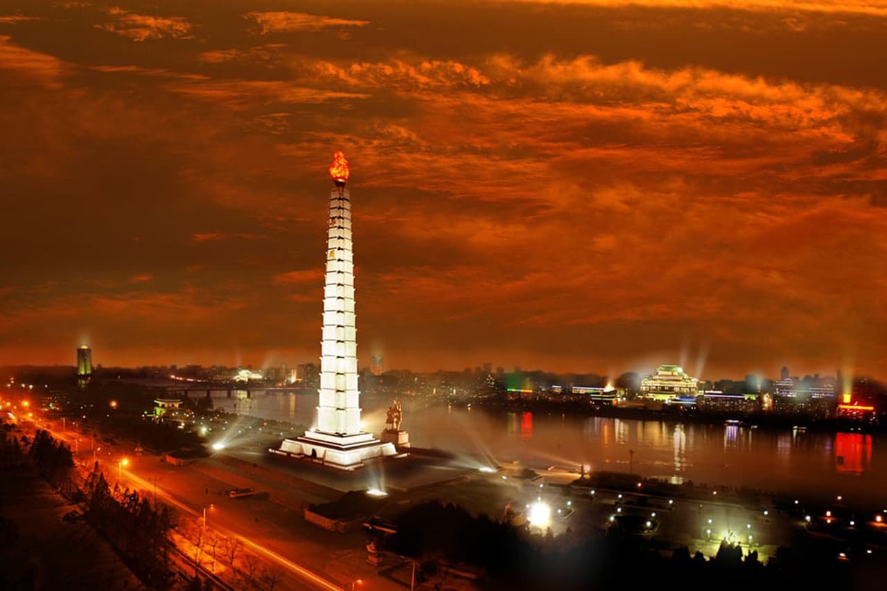 <b>La Torre Juche</b>. Con una altura de 170 metros, este símbolo ideológico del país tiene en su parte superior una antorcha artificial que se ilumina. Reconocida en 1948 como la República Democrática de Corea, tras la ocupación japonesa del territorio durante la Segunda Guerra Mundial, el país norcoreano ha sido liderado desde entonces por la dinastía Kim-Jong. "No es un destino fácil y no todo el mundo está dispuesto a soportar las rigurosas exigencias de acceso y, además, la creciente tensión política no lo pone fácil, afirma Cristina Moreno, de la agencia de viajes Destinia.