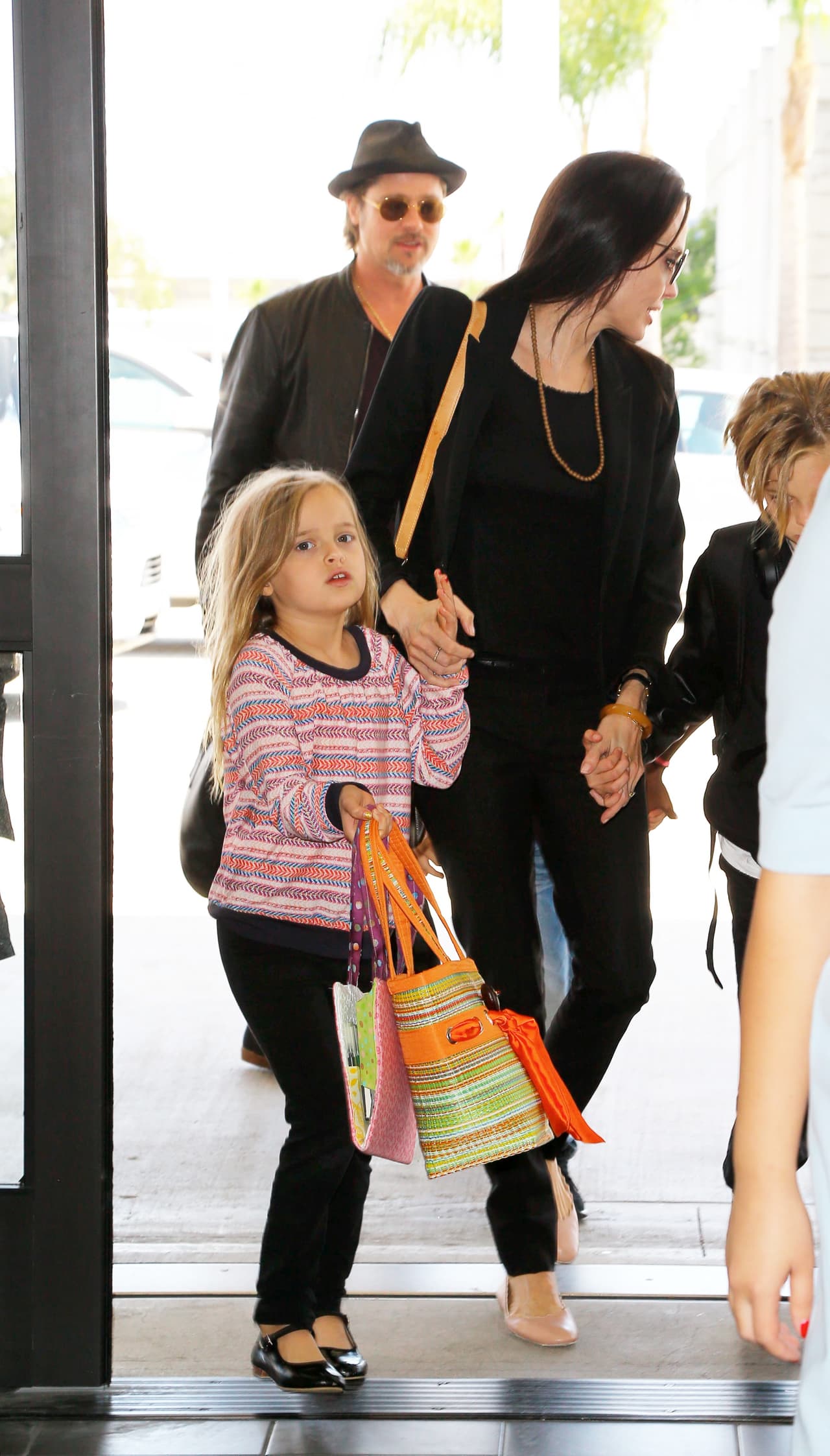 El famoso matrimonio arribó al aeropuerto de Los Ángeles en compañía de todos sus hijos, ¡son una linda familia!