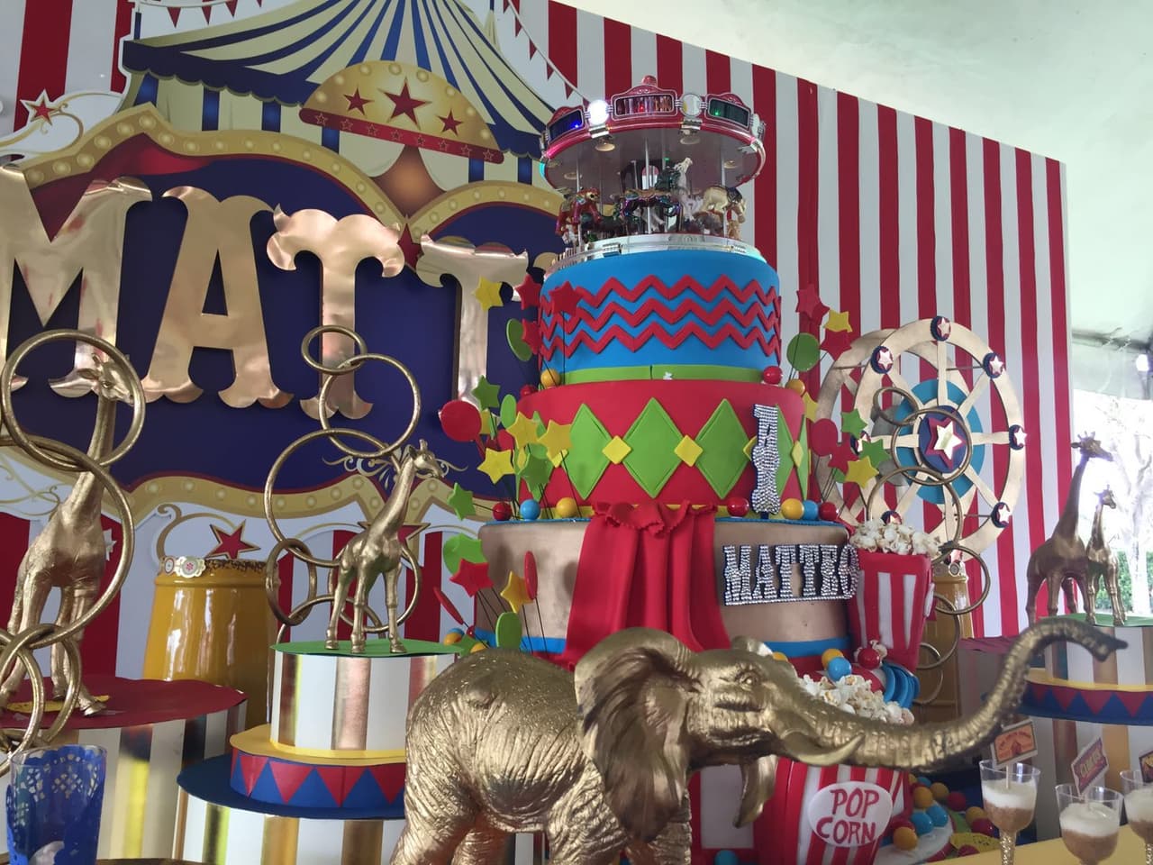 Nuestra primera reina celebró el primer cumpleaños del pequeño Matteo por todo lo alto con una divertida temática circense. Rodeados de amigos y familiares Alejandra y Aníbal lucieron felices junto a su hijo en una celebración que jamás olvidarán.