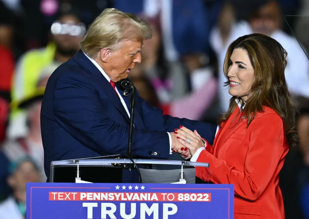 La 'delegada por la estadidad', 
<b>Zoraida Buxó</b> demostró la noche del 29 de octubre que 
<b>no todos los puertorriqueños están indignados con Donald Trump y los republicanos</b>, por el 
<b><a href="https://www.univision.com/local/puerto-rico-wlii/politica-puerto-rico/elecciones-en-estados-unidos-2024/chiste-basura-sobre-puerto-rico-indigna-famosos-boricuas-enmudece-a-tres-fotos" target="_blank">chiste basura sobre Puerto Rico que hizo un comediante en el mitin del Madison Square Garden, en Nueva York</a></b>. La funcionaria, que recibe 
<b>un salario anual de 90,000 dólares </b>por hacer gestiones que promuevan la estadidad para la isla, 
<b>pidió en Allentown, Pensilvania,</b> votar por el
<b> aspirante republicano a la presidencia de Estados Unidos</b>.