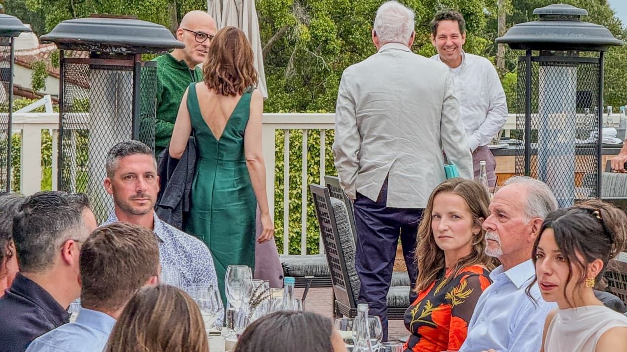 Los invitados se congregaron en el hotel El Encanto para ser llevados al lugar de la boda.