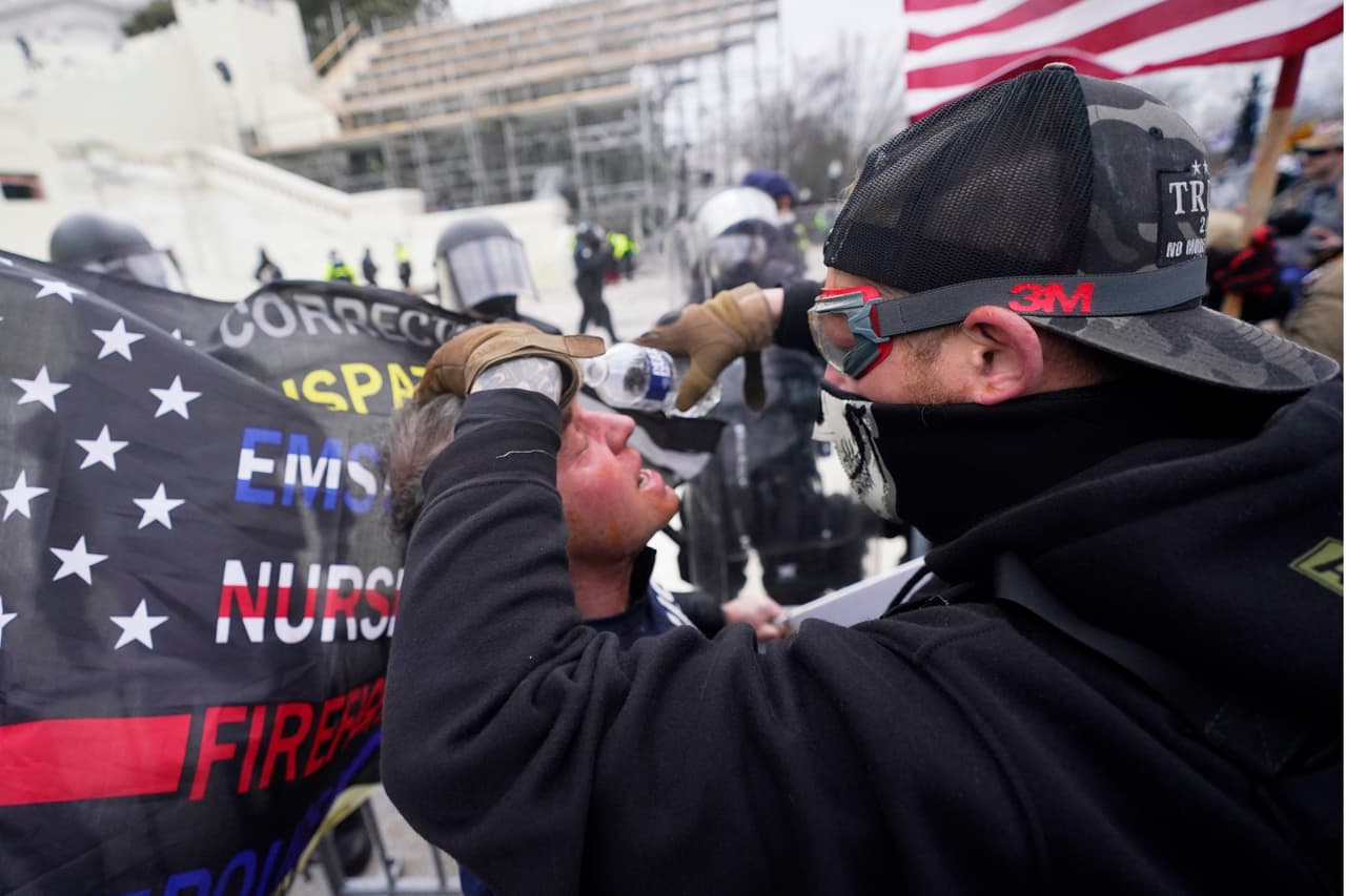 Aproximadamente 90 minutos después, la policía dijo que los manifestantes entraron al edificio y que las puertas de la Cámara y el Senado estaban cerradas. En la foto un manifestante afectado por los gases lacrimógenos.