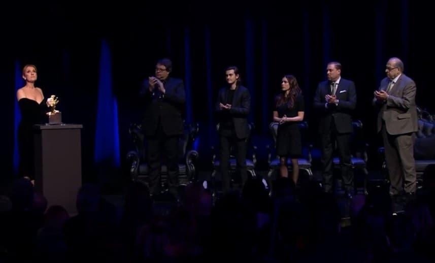 Reunida con familiares y amigos, las declaraciones de la cantante estremecieron a los asistentes: "En este momento no estoy segura de lo confortable que me siento ... Siento amor en esta habitación. Siento su fuerza y su calor reflejada en todos nosotros. René siempre me rodeó de la mejor gente que creyó en nosotros.", dijo Celine con la voz quebrada.