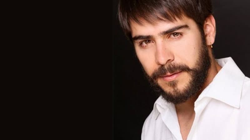<b>Carlos Hernán Romo</b> es un artista mexicano originario de Los Altos de Jalisco. Su talento lo divide en la actuación y la música, pues además de ser actor es compositor y director.