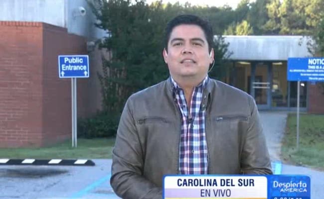 Los reporteros se mantuvieron al tanto de la llegada del cantante a la cárcel.