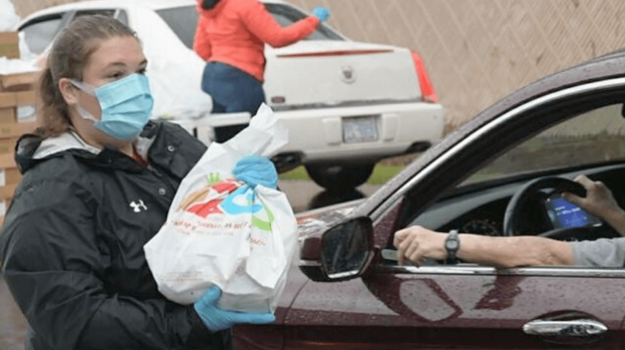 Iglesia de Fayetteville regala más de 40,000 libras de pollo en tiempos de coronavirus