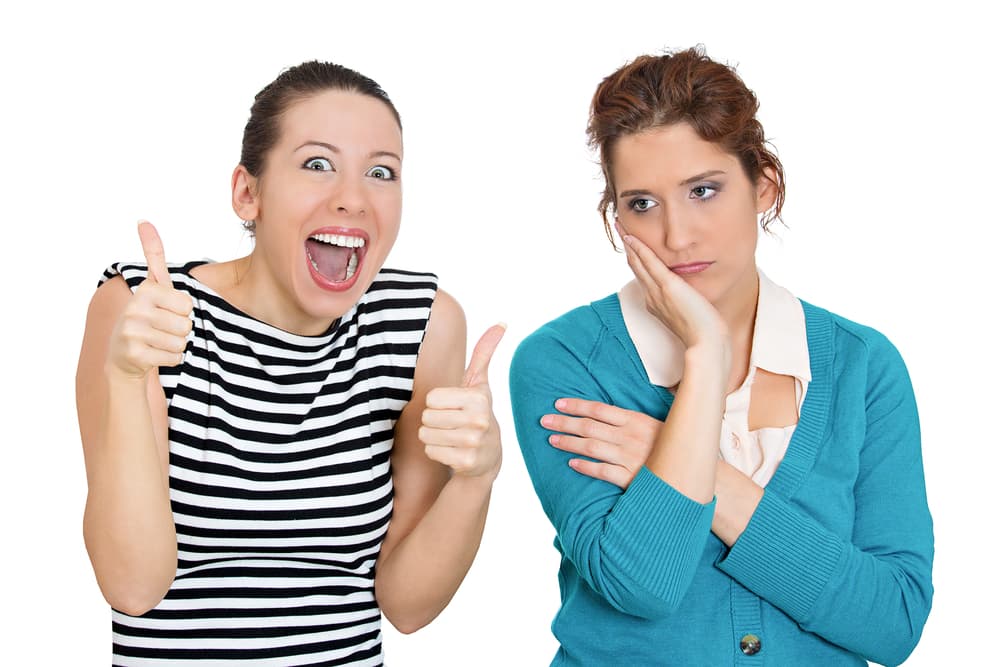 Rodéate de quienes sean positivos, alegres y optimistas, Leo, ya que la alegría y el entusiasmo son contagiosos, pero el pesimismo y la negatividad también.