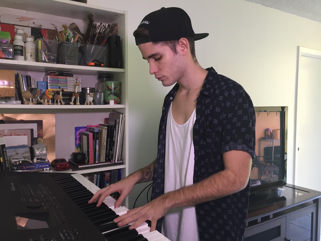 Y adicional a eso, alterna la guitara con el piano.