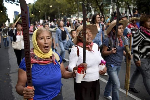 Además de estudiantes y padres de los desaparecidos, participaron diversas organizaciones y grupos activistas.