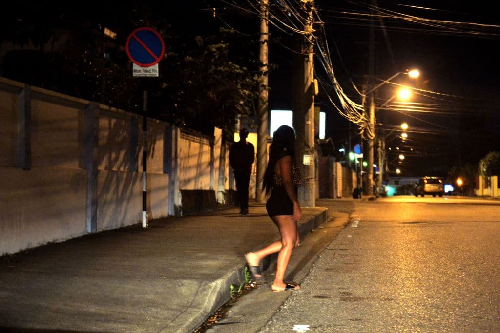 Muchas migrantes venezolanas son forzadas a prostituirse al salir de su país
