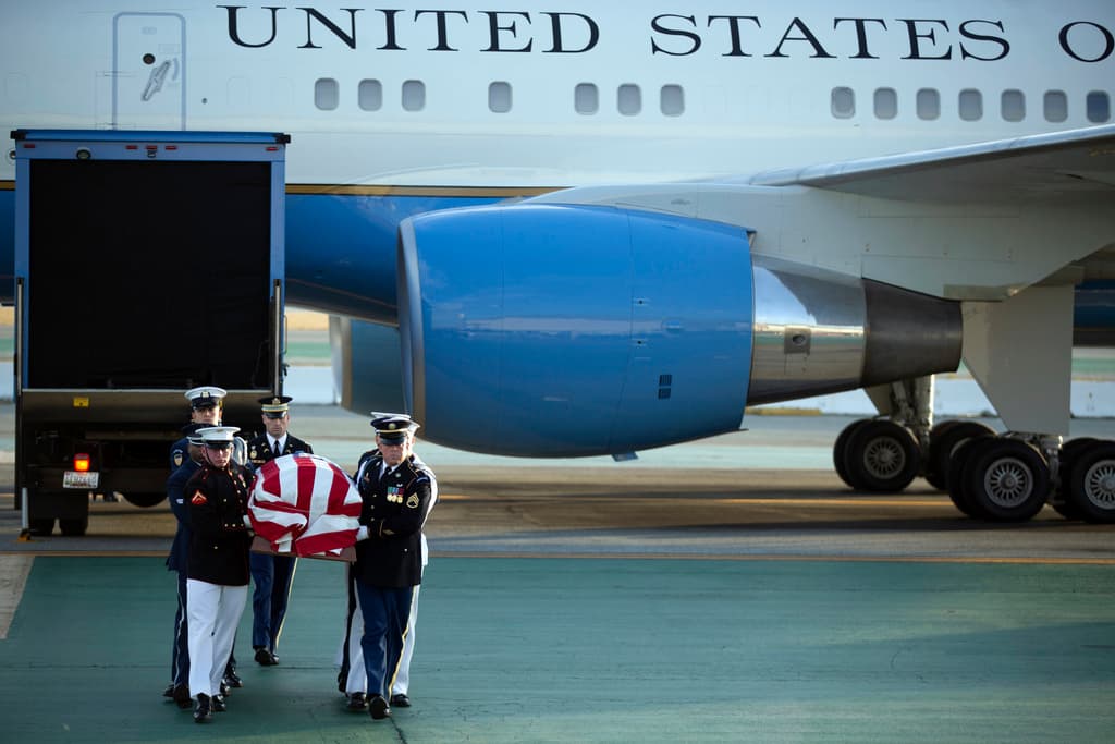 La senadora estadounidense Dianne Feinstein regresó el sábado a su ciudad natal por última vez cuando un avión militar que transportaba el cuerpo del difunto senador demócrata aterrizó en el Aeropuerto Internacional de San Francisco.