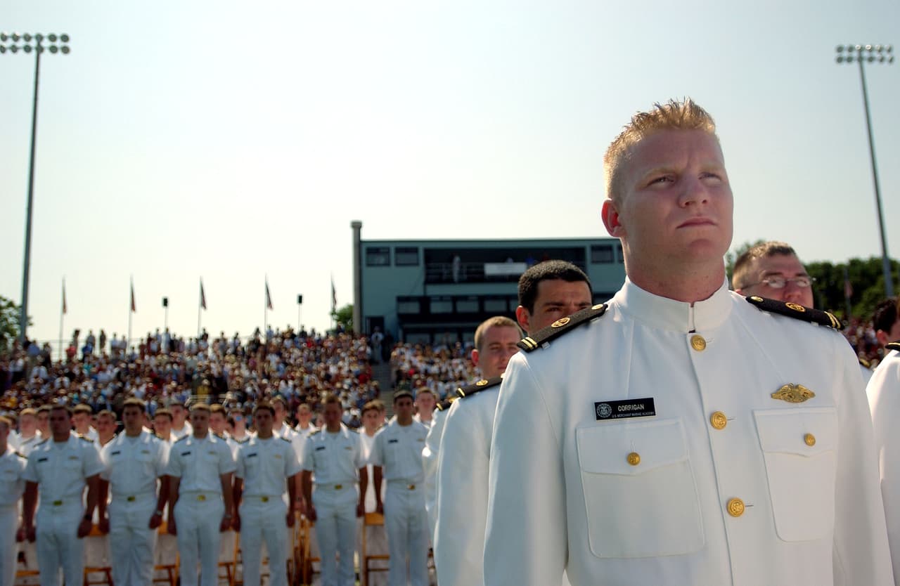 <b>Academia de la Marina Mercante</b>: El gobierno federal paga por la colegiatura, hospedaje, alimentación, uniformes y libros de los estudiantes. Los graduados deben trabajar en la industria marítima o del transporte, o en la Reserva de las Fuerzas Armadas, y pasar un año en alta mar.