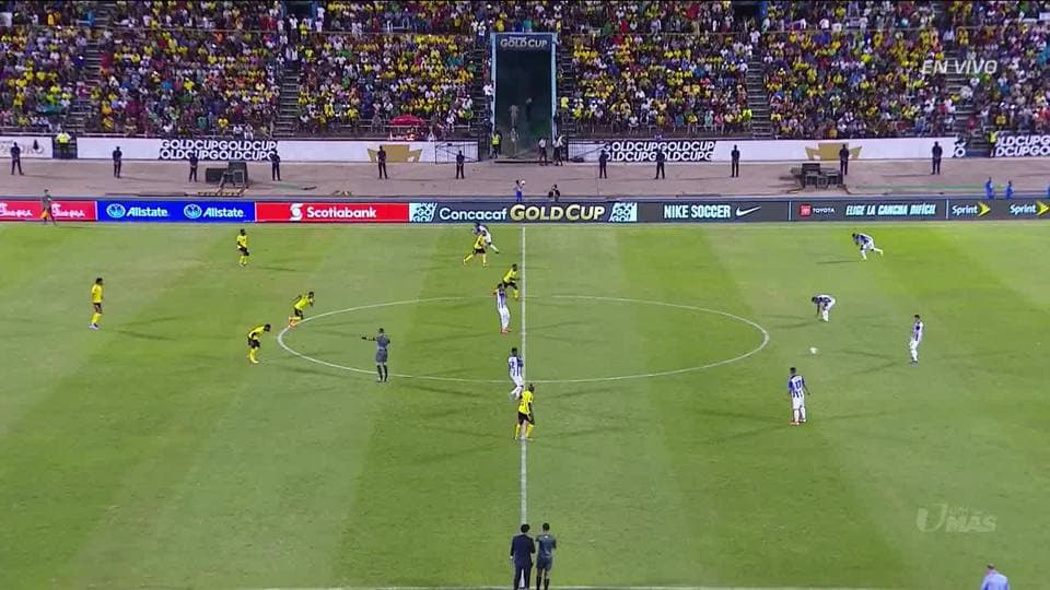 Arranca el partido y la pelota está en juego.