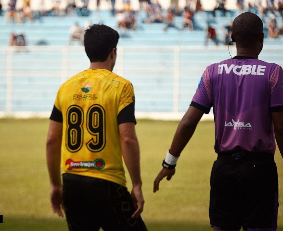 Y finalmente pudo cumplir su sueño: "Faltando solos unos minutos para que acabe el juego el técnico me llamó, había llegado el momento de cruzar esa línea, ser un jugador profesional […] Por primera vez había disfrutado ese proceso, el subir la montaña más que llegar a la cima. Me lo había ganado. No le debía nada a nadie y había inspirado a cientos de miles".