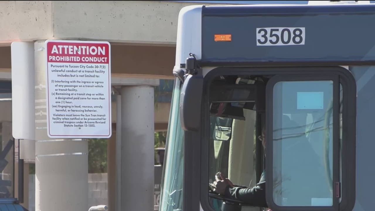 Arrestan a sospechoso de atacar violentamente a un hombre en parada de transporte público en Tucson