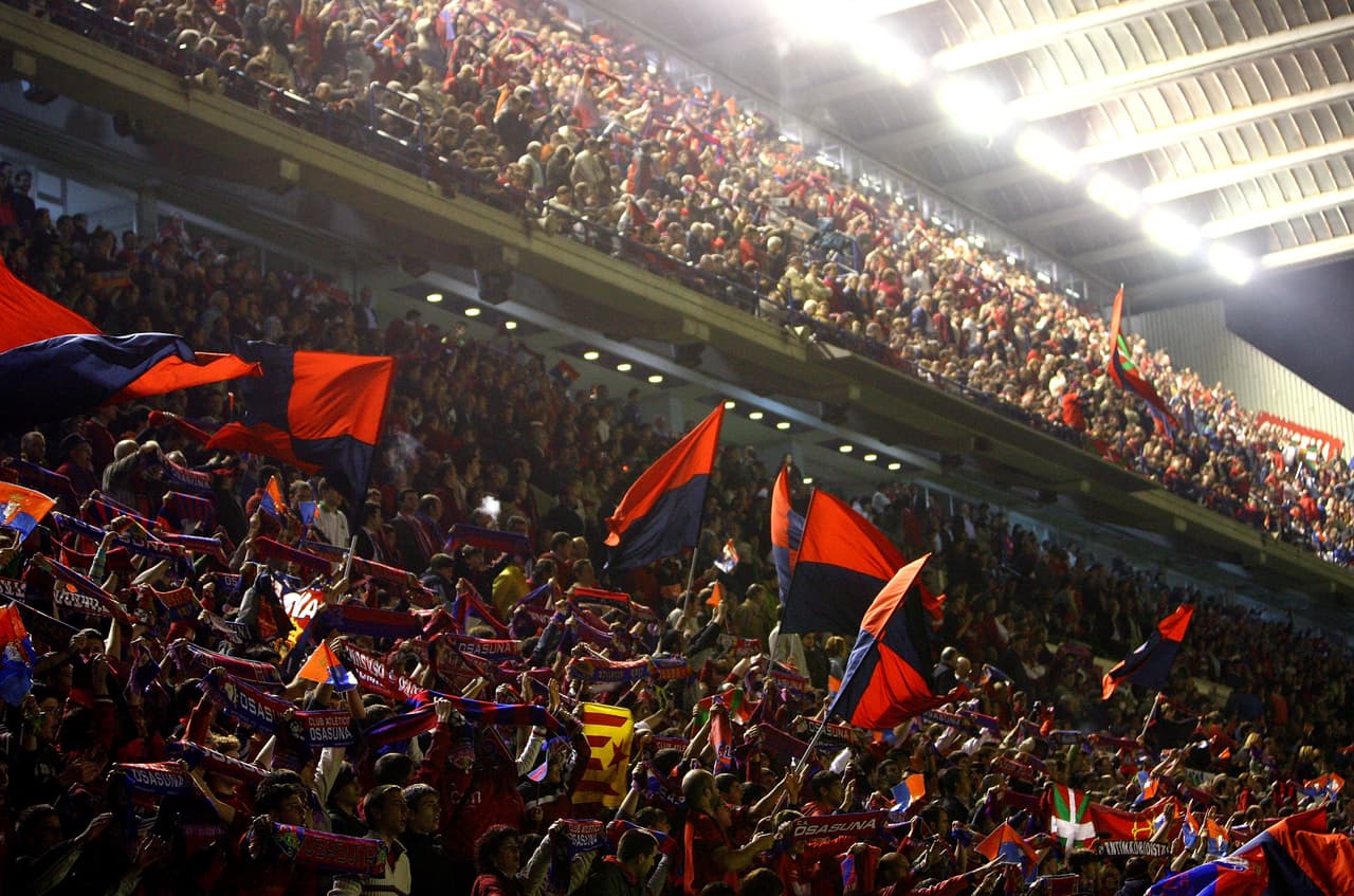 Mientras Aguirre dirigió al Osasuna, el estadio cambió su nombre de 'El Sadar' a 'Reyno de Navarra'.