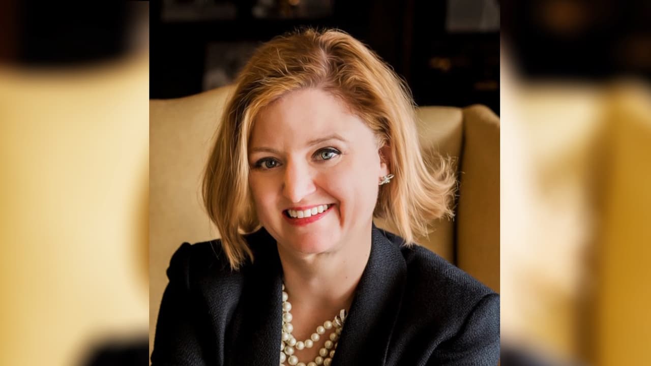 Allister Adel resulta electa como la primera mujer fiscal del condado de Maricopa