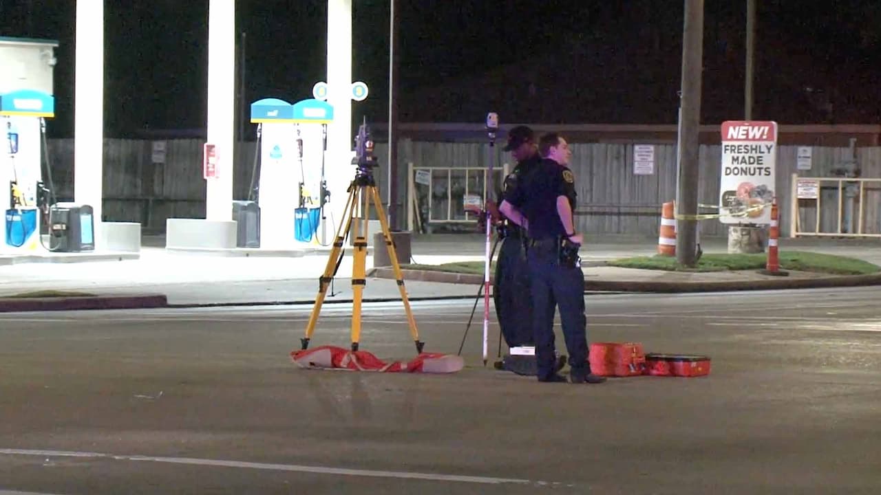 Larry Crowson, portavoz del Departamento de Policía de Houston (HPD) señaló que aparentemente uno de los automóviles ignoró un semáforo en rojo y provocó el accidente.