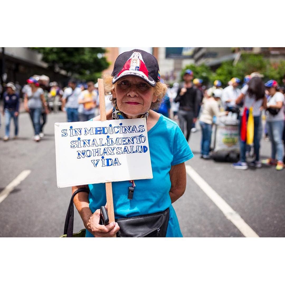 <b><a href="https://www.instagram.com/p/BUaietxgDFS/?taken-by=prodavinci">Edilia Velásquez,</a> 67 años, cuentacuentos y promotora de la lectura. </b>“Quienes sufren son mis familiares, que tienen problemas con la tensión y no consiguen nada. Ninguna medicina. Mi hermana tiene 72 años y está preocupada porque se le está acabando el medicamento, y tiene un sobrina que le prometió que se lo iba a conseguir en Colombia. Tengo una amiga, a la que conocí hace muchos años, que tiene una enfermedad crónica que afecta sus músculos y su vida ha cambiado completamente. Ya no puede salir para tener una vida normal. Se la pasa todo el tiempo persiguiendo sus medicinas, incluso tuvo que viajar a Colombia. No puede dejar de tomarlas porque sus músculos dejan de funcionar. Ella podría morir por lo que padece. Vive en El Paraíso y no puede salir a marchar porque allá, en el oeste, están asediados por los colectivos. Ella antes hacía una esfuerzo y marchábamos juntas, pero ya no puede. Por eso estoy aquí. Gracias a Dios estoy bien de salud, pero
<b> estoy aquí por los que tienen problemas y por los niños que se mueren por falta de tratamientos</b>. A mí me pegó mucho una imagen de un niño que vi en Facebook que sostenía el cartel que decía: 
<a href="http://www.univision.com/noticias/crisis-en-venezuela/morir-sin-remedio-en-venezuela">‘Quiero curarme. Necesito mis medicinas’</a>. Eso es una injusticia, es actuar en contra de la humanidad. Es una guerra contra nosotros mismos”. Testimonio y foto: 
<a href="https://www.instagram.com/indirapop/">Indira Rojas</a> y 
<a href="https://www.instagram.com/@aka2863">Andrés Kerese</a>.