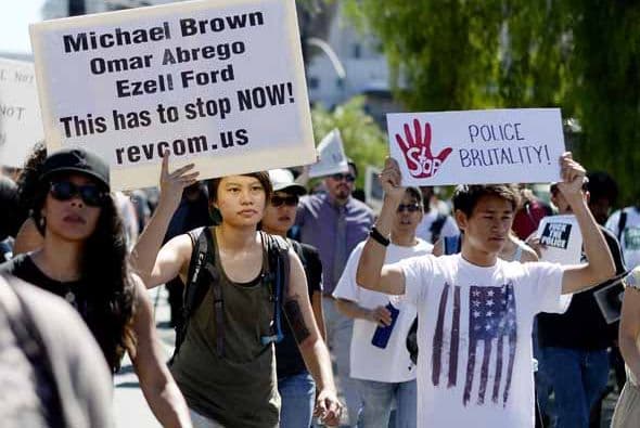Angelinos alzaron su voz por los recientes casos de muerte, resultados del exceso de fuerza policial durante detenciones. En lo que va de agosto, por lo menos cuatro arrestos terminaron en muerte o con secuelas permanentes para los sospechosos han sido reseñadas en Los Ángeles. Detalles de los casos aquí: aquí
