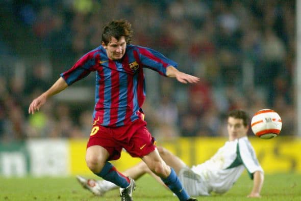 Su debut con el Barcelona a los 16 años de edad fue el segundo momento más importante en su carrera, de la mano de Rijkaard el argentino entró de cambio en un partido ante el Porto.