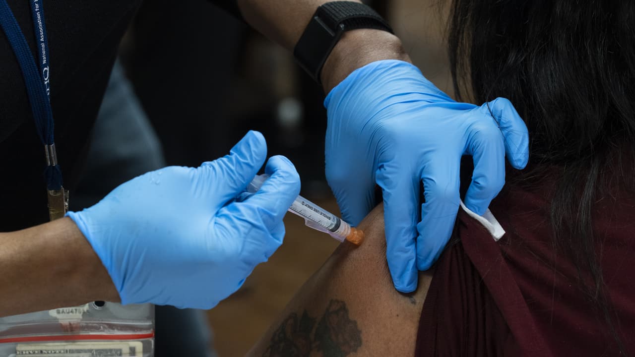 Texas permite que todos los adultos se puedan vacunar contra el coronavirus a finales de marzo