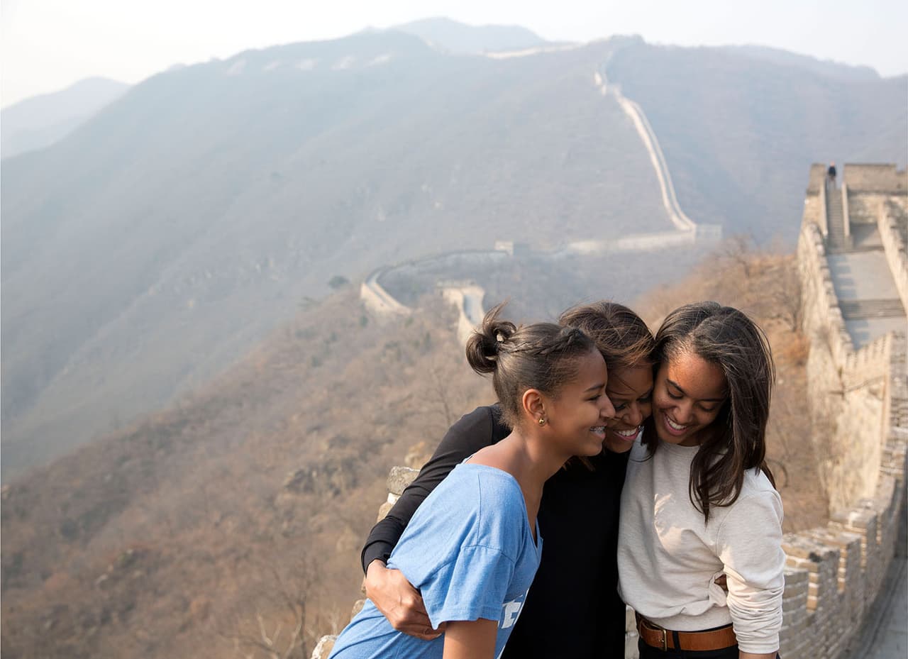 Este gran momento de Michelle Obama con sus hijas Sasha y Malía Obama fue capturado por Amanda Lucidon durante su visita a la gran muralla China.
