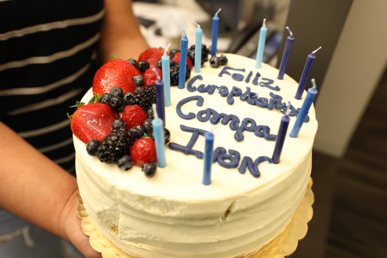 Así lucía el pastel antes de lo sucedido, con un mensaje que decía: "Feliz Cumpleaños Compa Ivan".