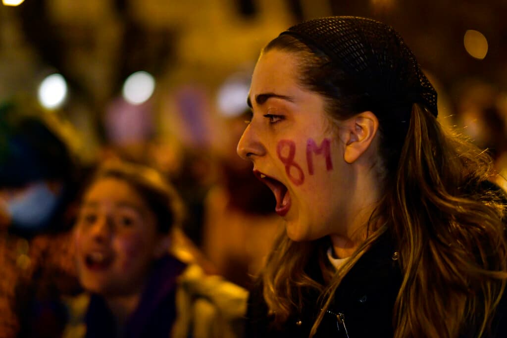 <b>España</b>
<br>
<br>Una mujer grita consignas durante una manifestación en el Día Internacional de la Mujer, en Pamplona, al norte de España.