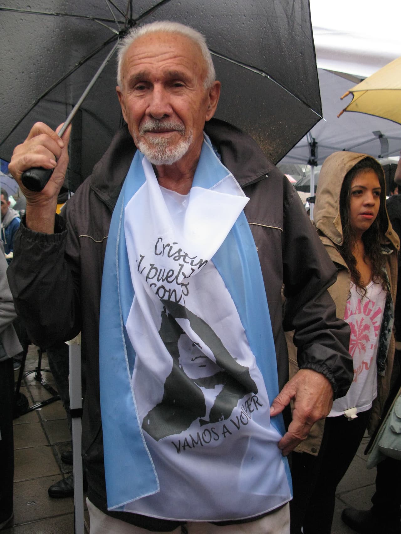 A sus 83 años, Reymundo fue testigo de muchos momentos históricos en Argentina como el 17 de octubre de 1945, día en que miles de trabajadores salieron a pedir por la liberación del entonces coronel Juan Domingo Perón. Pero para él, Cristina Fernández está por encima de cualquier otro líder argentino. “Arriba de Perón y de Evita”, afirma mirando al cielo.