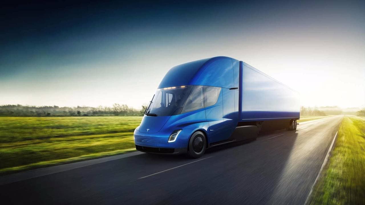 El mismo año (2016), Tesla presentó la idea del Tesla Semi, un camion de transporte comercial con una autonomía de 300-500 millas (480–800km).