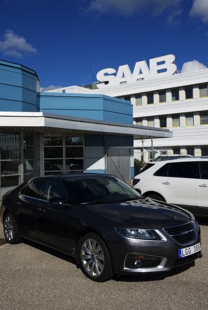 SAAB- Fue en 1949 cuando Saab lanzó su primer vehículo a través de la firma sueca Svenska Aeroplan, y fue tal su auge que para 1978 General Motors decidió comprar la mitad de la compañía; sin embargo, eso no sería suficiente ya que esta marca nunca logró destacar en la industria e igualar a competidores como Ford o Chevrolet.