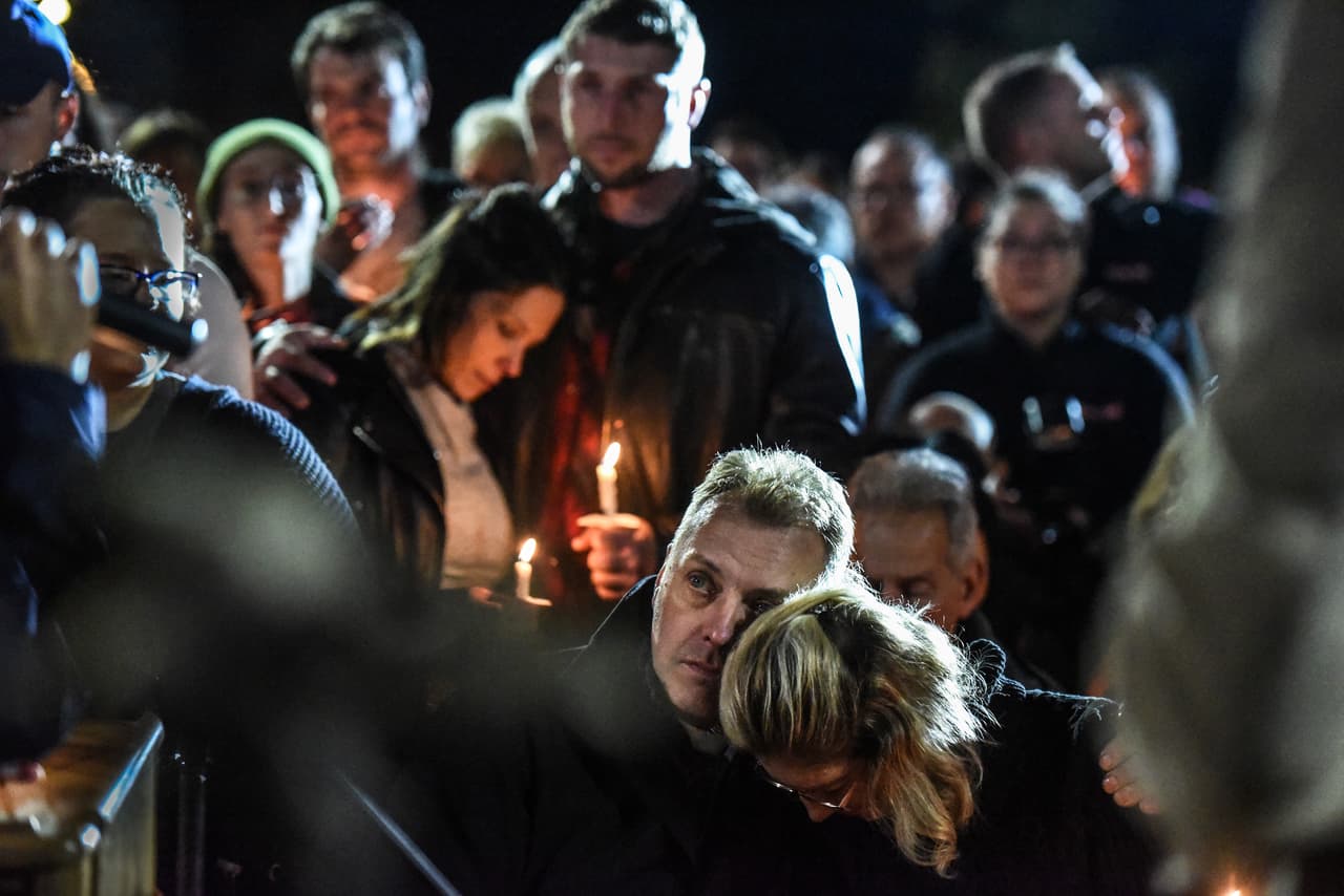 <a href="https://www.cnn.com/2018/10/09/us/new-york-limo-crash/index.html">Según reseñó la cadena CNN</a>, el senador estatal George Amedore aseguró a los asistentes que una vez perdió a un hermano menor, de modo que conoce su dolor.
<b>"Ese vacío que está en tu corazón en este momento se llenará, tu fuerza se renovará y la paz volverá en algún momento, pero va a tomar tu esfuerzo"</b>, dijo Amedore.