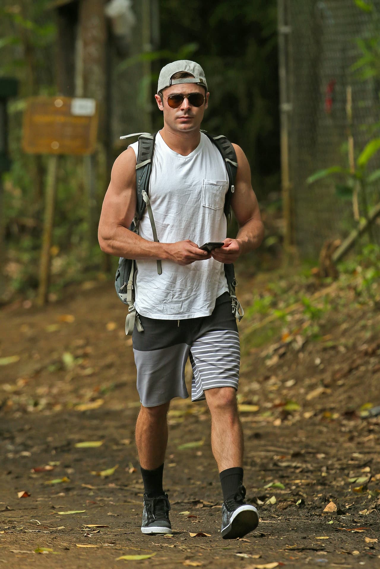 Tanta visita al gimnasio le ha dado muy buenos resultados al guapísimo Zac Efron. Con esos brazotes se antoja un buen apretón.