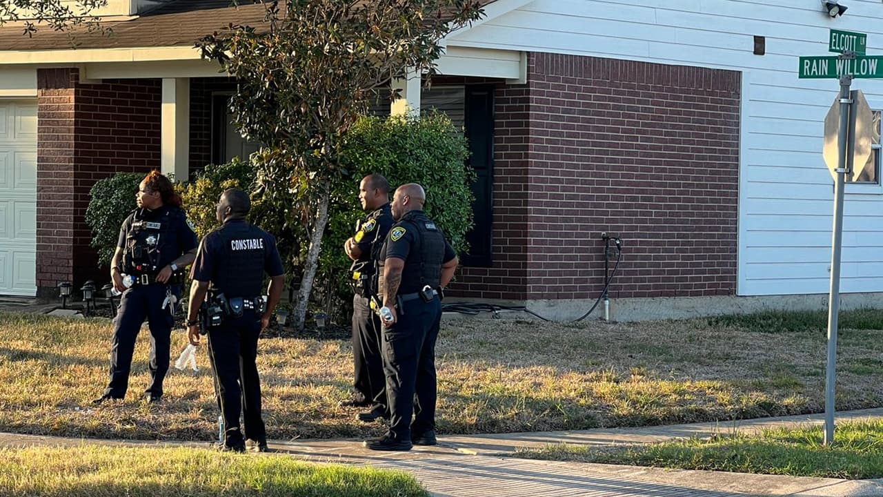 Dentro de la casa había tres personas más. Hasta el momento no se ha dado a conocer la identidad de las víctimas. La investigación continúa.