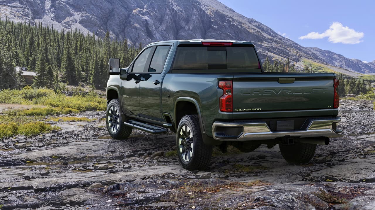 Los compradores interesados en la Chevrolet SIlverado HD 2020 cuentan con dos opciones en el departamento de motorización. El nuevo motor estándar es un 
<b>V8 de 6.6 litros de desplazamiento a gasolina</b> con inyección directa a los pistones que genera 
<b>401 caballos de fuerza</b> y 
<b>464 lb-pie de torque</b>, acoplado a una transmisión automática de seis velocidades. Eso representa un aumento del 11% en potencia y un del 21% en torque.
<br>En la imagen vemos una
<b> Chevrolet Silverado 2500 HD 2020</b>