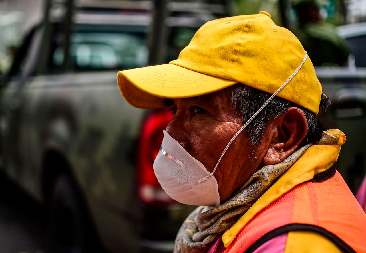Este voluntario mira angustiado las trágicas y a la vez esperanzadoras escenas de los rescates en Ciudad de México, y muestra que no hay un límite de edad para ayudar.