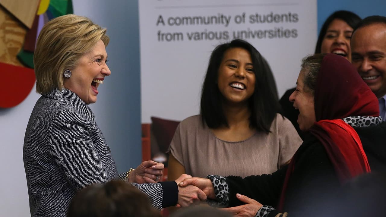 Clinton promete nuevamente trabajar en una reforma migratoria "inmediatamente"