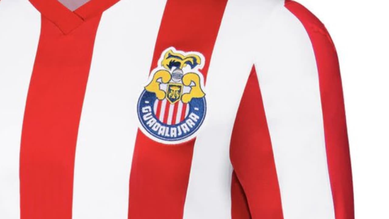 Chivas pone en subasta playeras usadas en el Clásico Tapatío