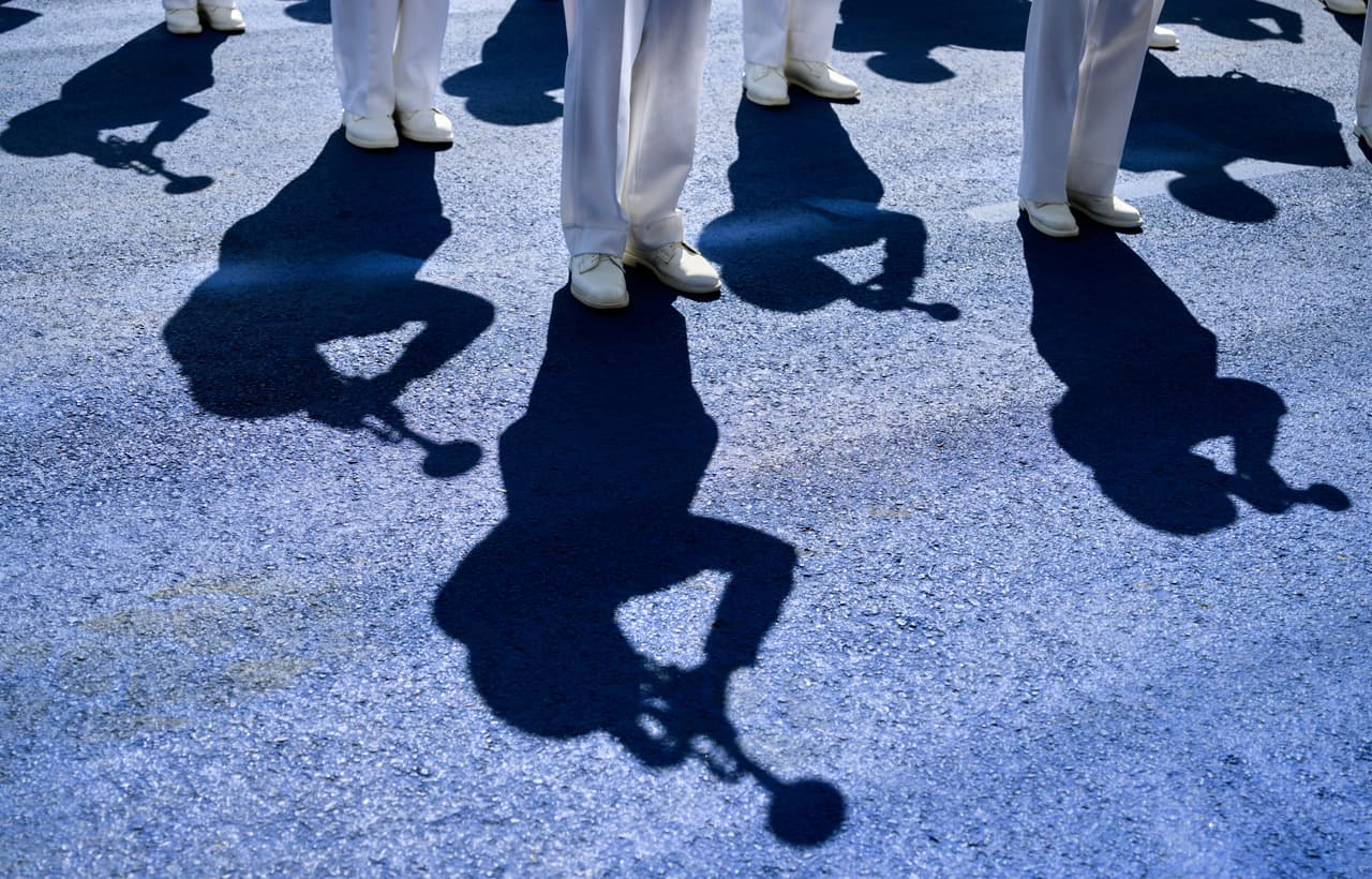 Miembros de la Banda de la Marina de los Estados Unidos actúan antes de la carrera.