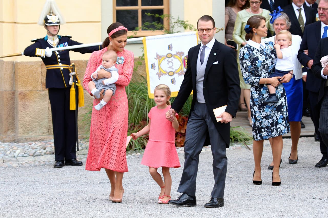 A la ceremonia acudieron otros miembros de la realeza. Aquí la princesa Estela acompañada de sus padres, la Princesa Victoria de Suecia y Daniel Westling, y su hermanito el príncipe Óscar.
<br>