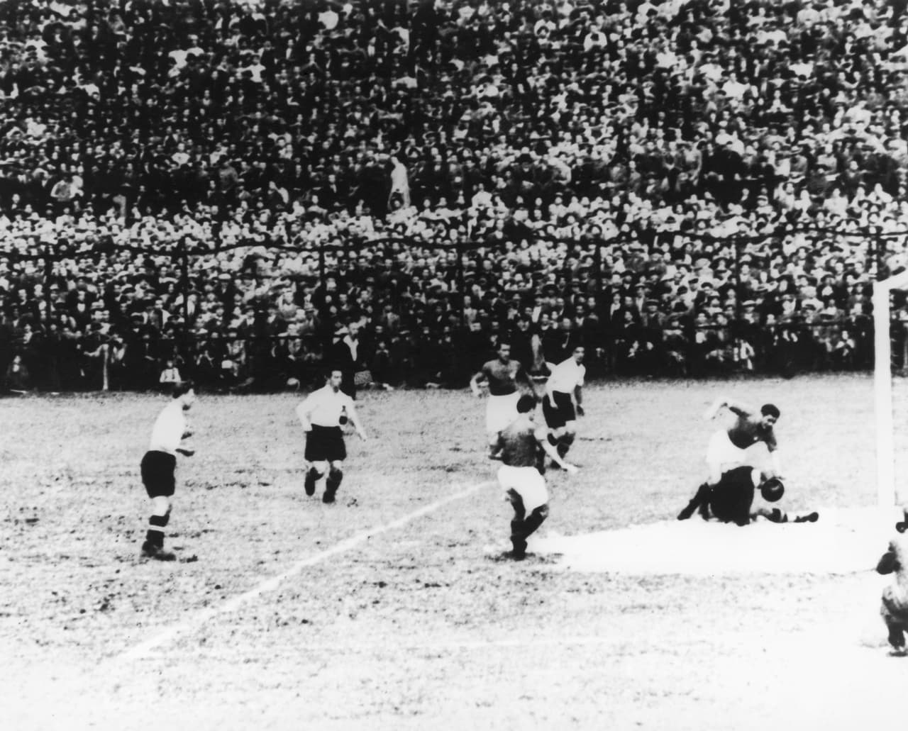 Luego del triunfo de Italia 1-0 sobre España, en gol con falta sobre el arquero Ricardo Zamora, la semifinal enfrentó a los loales contra Austria, en otro duelo que tuvo polémicas arbitrales.