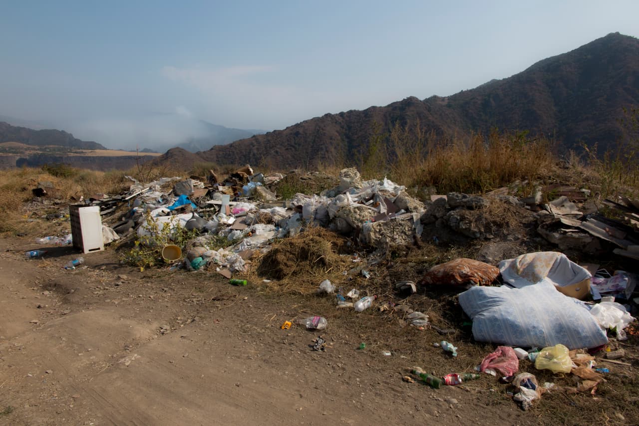 <b>Puesto 6. Armenia: 16.3 toneladas métricas de desperdicios anuales por persona.</b> Este país de casi tres millones de habitantes produce 48 millones de toneladas de desperdicios industriales, la mayoría desechados sin ningún tipo de procesamiento en vertederos no especializados.