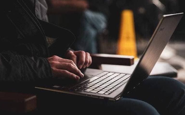 Arrestan a ex maestro de Oviedo; intentaba reunirse con una menor para tener relaciones sexuales 