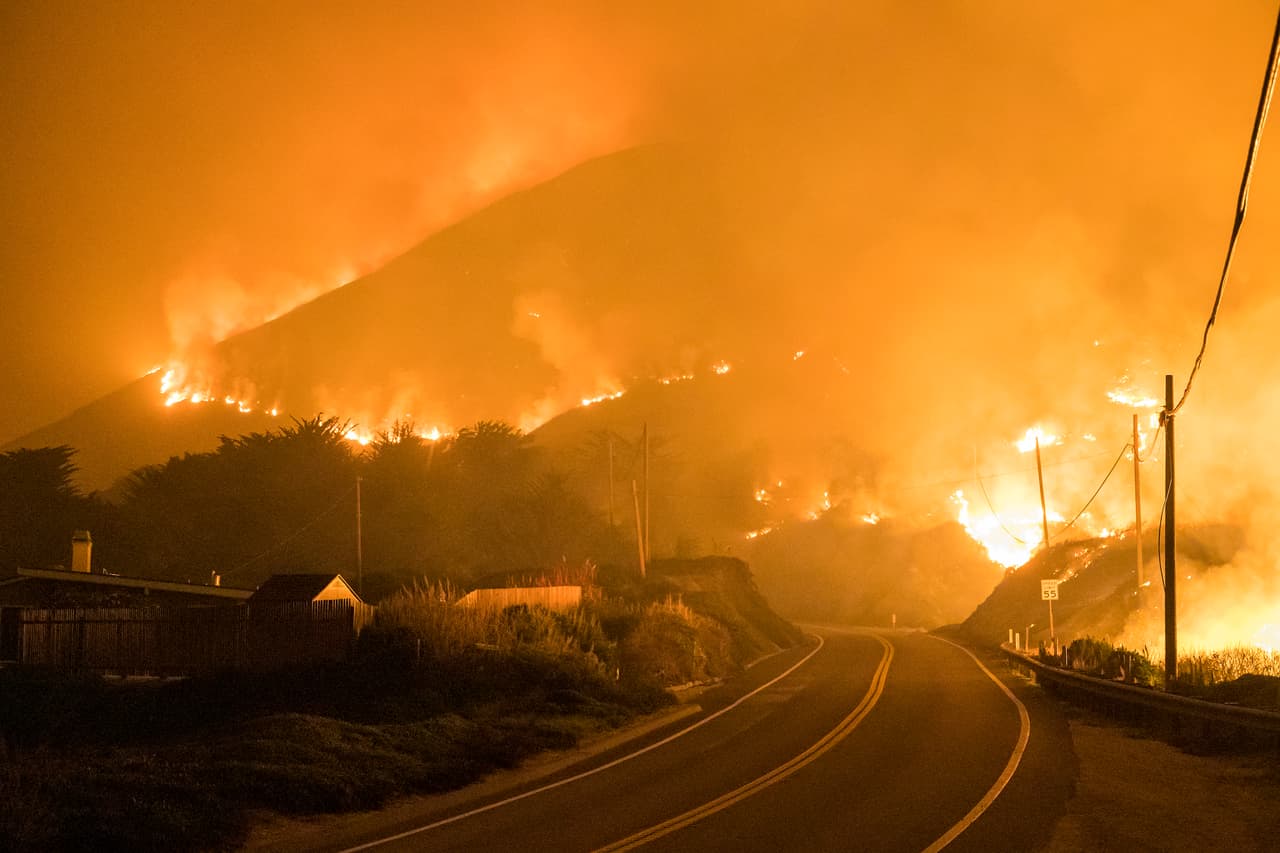 Unas 500 casas tuvieron que ser evacuadas después de que se esparció el incendio el viernes y el domingo esperaban que las llamas disminuyeran para que se levantaran las órdenes de evacuación.
<br>