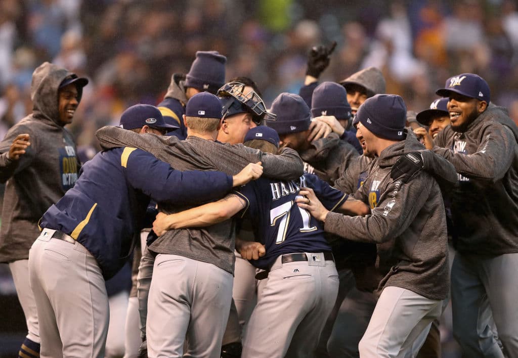 Unos implacables Milwaukee Brewers barrieron 3-0 a los Rockies de Colorado al ganar 6-0 el tercer juego de la Serie Divisional en la que apenas les permitieron anotar dos carreras.