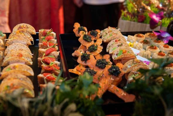 El reconocido chef Wolfang Puck durante la presentación de platillos y bocadillos para la 86 entrega de los premios de la Academia del Séptimo Arte. Sin duda un abanico de sabores, texturas y colores de degustarán a las estrellas y sin duda se llevarán las mejores críticas de la noche.